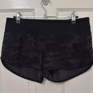 Women's Lululemon Speed Shorts Size 6 Black Camo Shorts